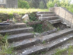 Stara Gradiska 9 stepenice koje vode ka spomeniku zrtvama logora